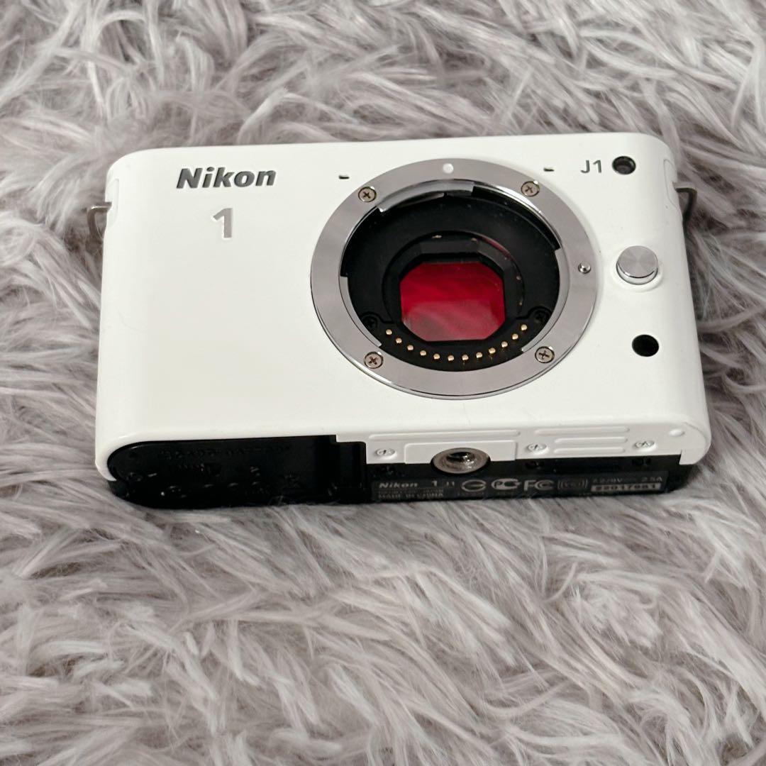 【美品】Nikon 1 J1 ホワイト 本体とバッテリー付き