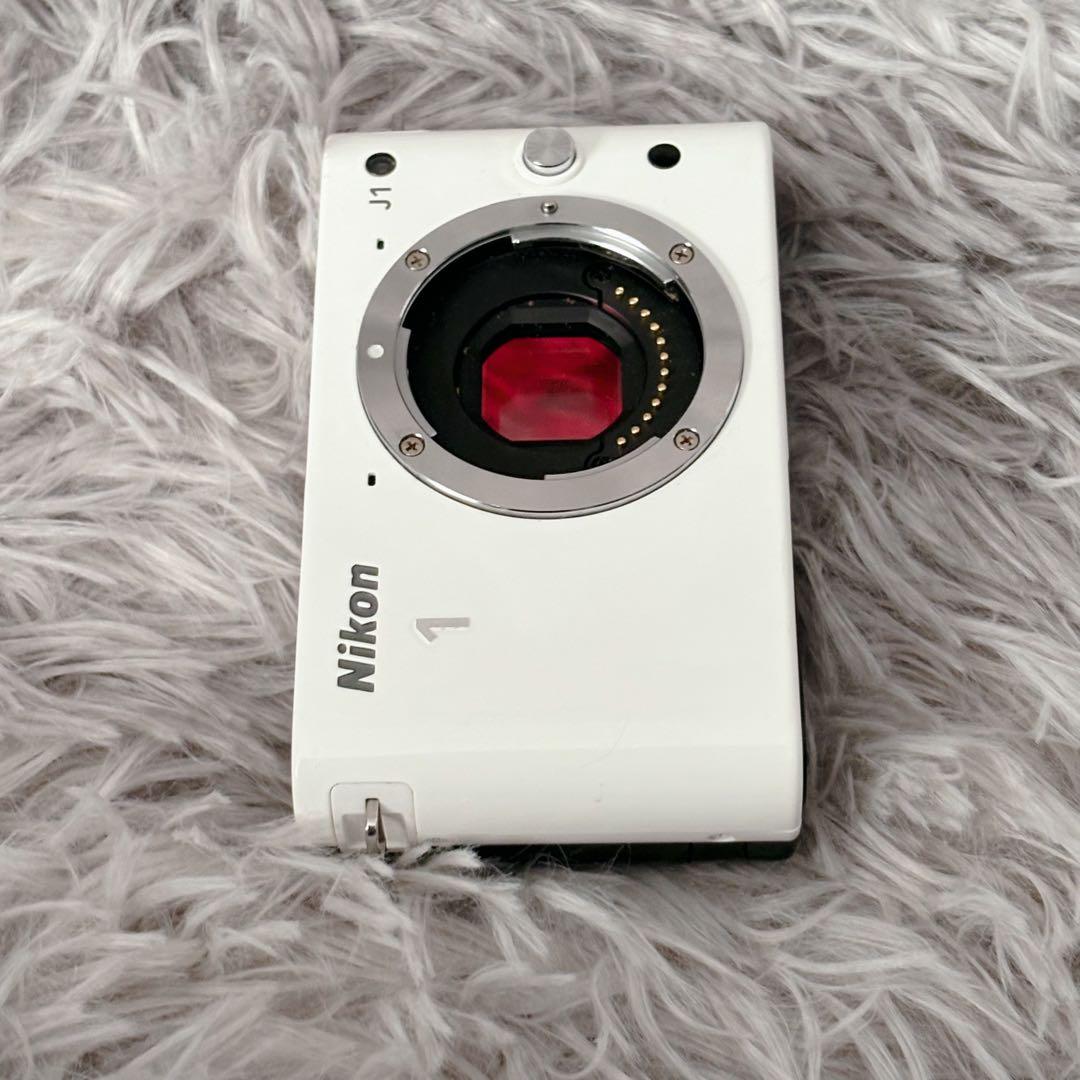 【美品】Nikon 1 J1 ホワイト 本体とバッテリー付き