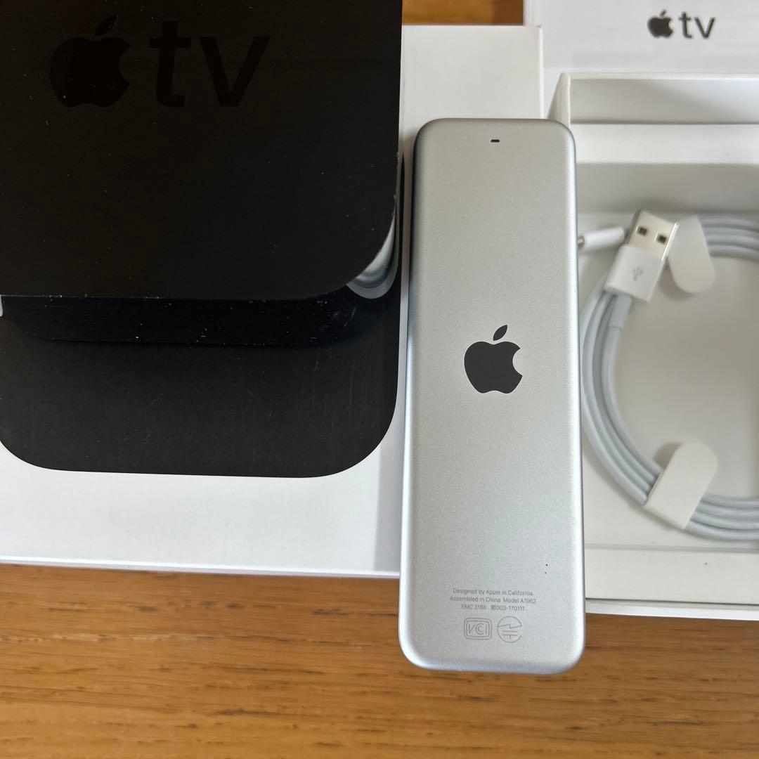 Apple TV 本体とリモコン、USBケーブル付き