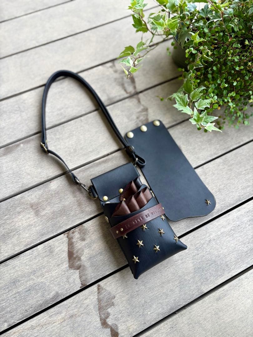 まる　ヌメ革ブラック蓋付きコンパクトシザーケース