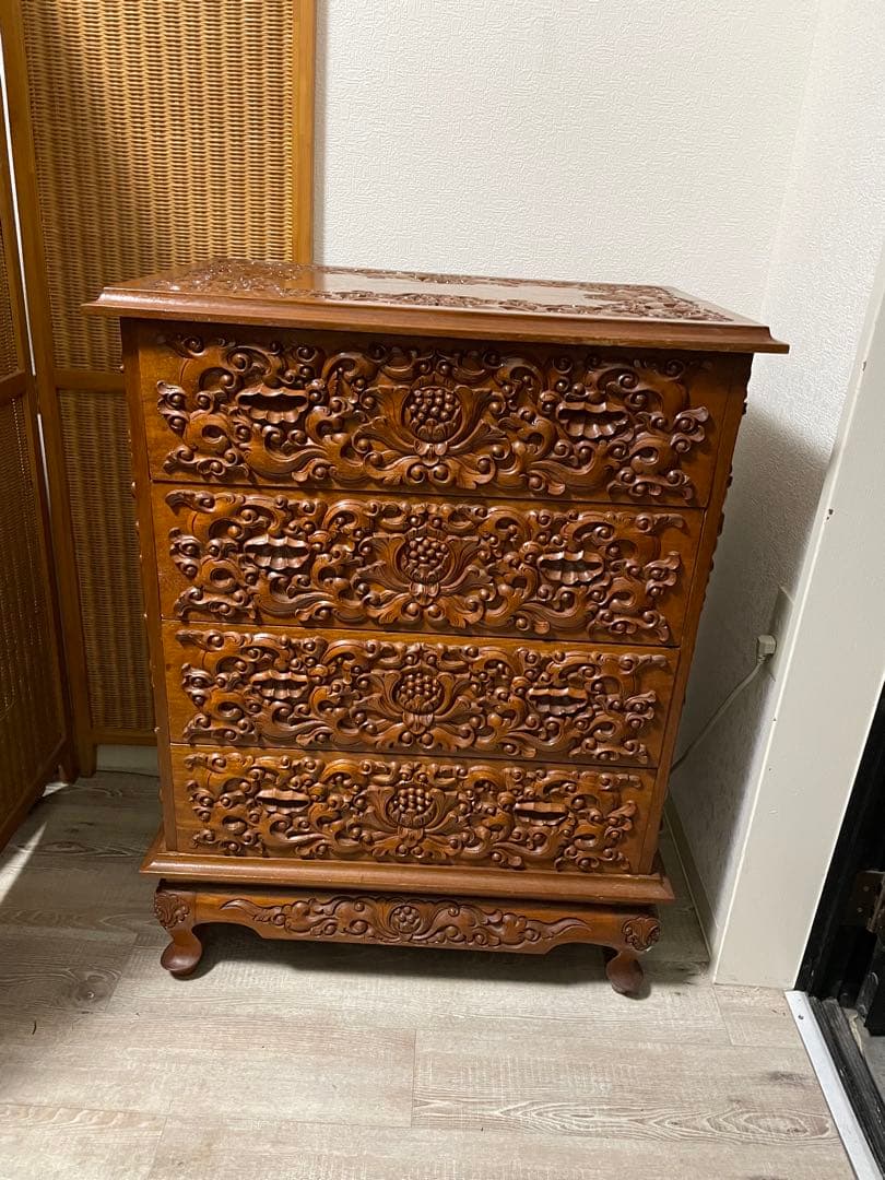 アジアン家具　猫脚　キャビネット　木製彫刻入り4段チェスト