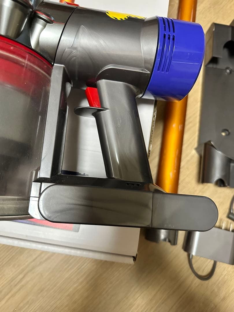 dyson❣v8❣fluffy‼ダイソンV8❣コードレス掃除機‼メルカリ便発送❣