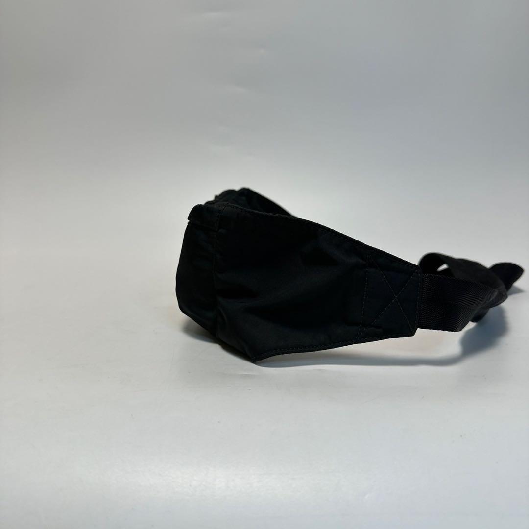 m46【美品】プラダ　三角ロゴ　ナイロン　ブラック　ウエストポーチボディバッグ.