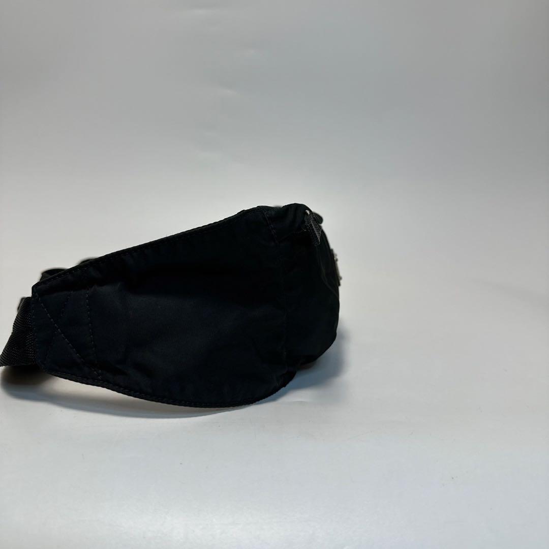 m46【美品】プラダ　三角ロゴ　ナイロン　ブラック　ウエストポーチボディバッグ.