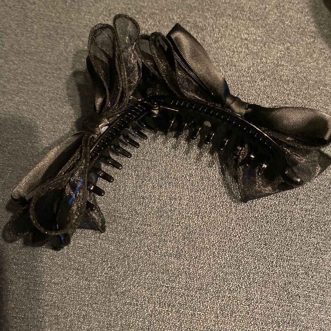 大きめドット　ブラックりぼん　チャームつき　バナナクリップ ヘアアクセサリー