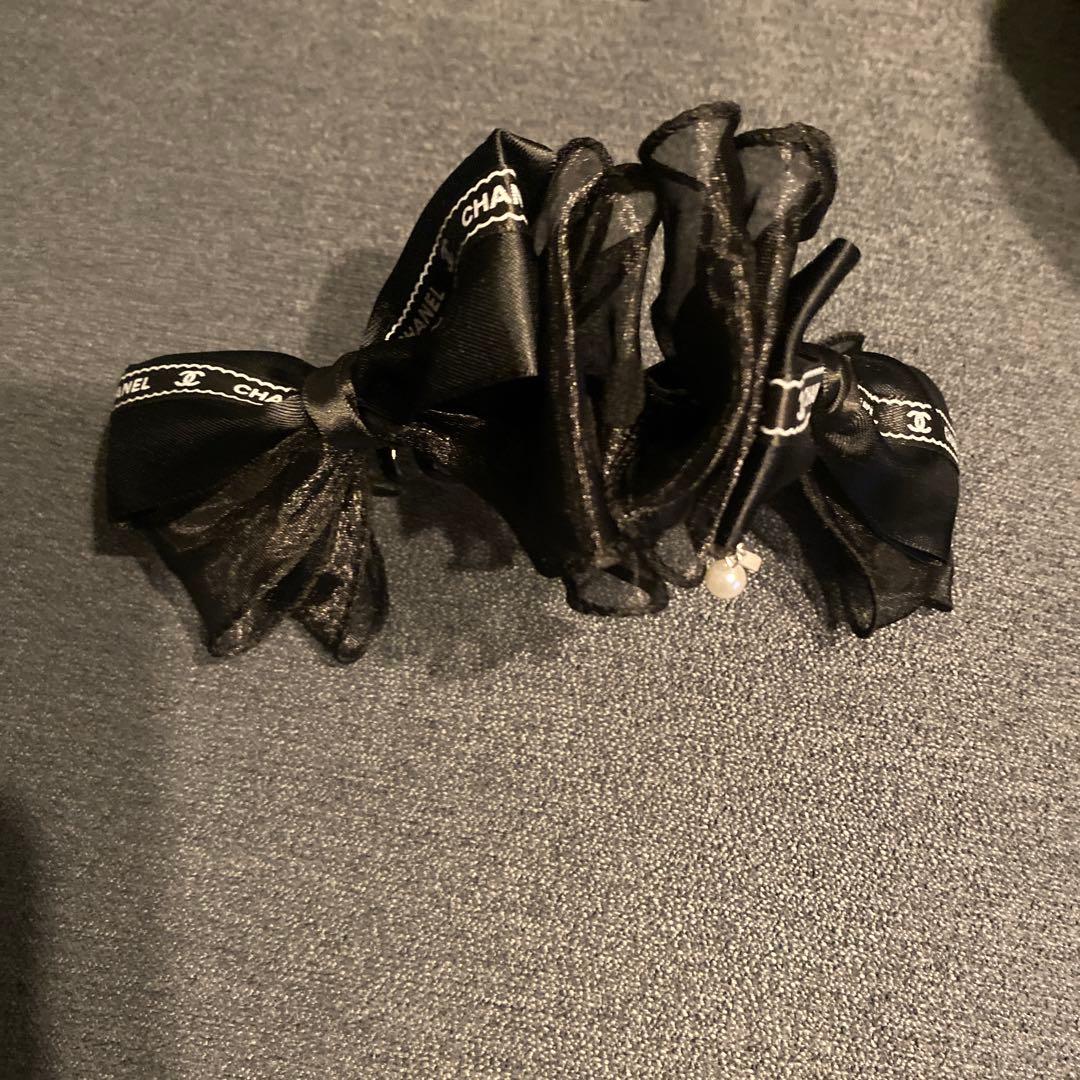 大きめドット　ブラックりぼん　チャームつき　バナナクリップ ヘアアクセサリー