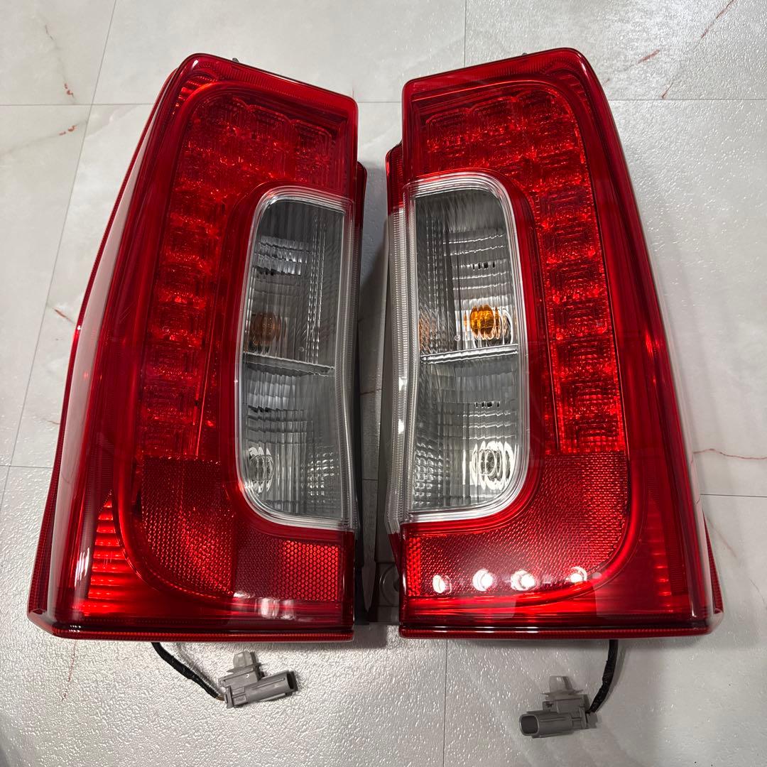 LA600S タント テールランプ 左右セット