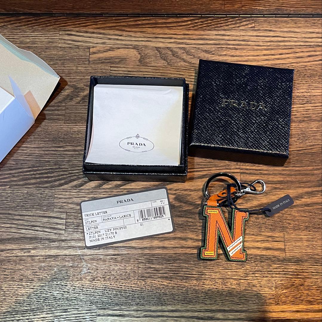 n*.様 PRADA プラダ キーホルダー ロゴ アルファベット
