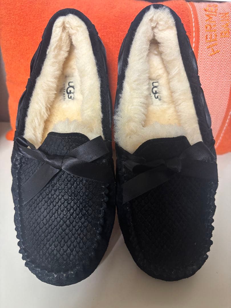 ★UGG 黒リボン付きモカシン★新品未使用