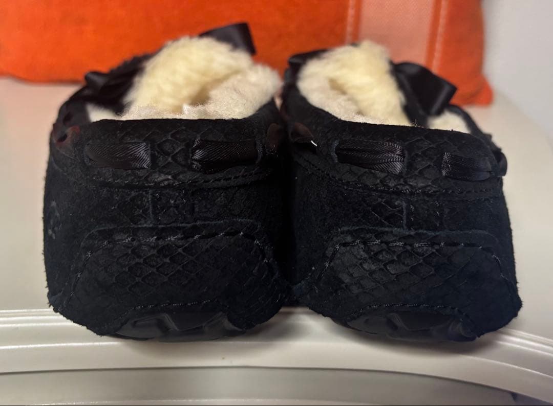 ★UGG 黒リボン付きモカシン★新品未使用