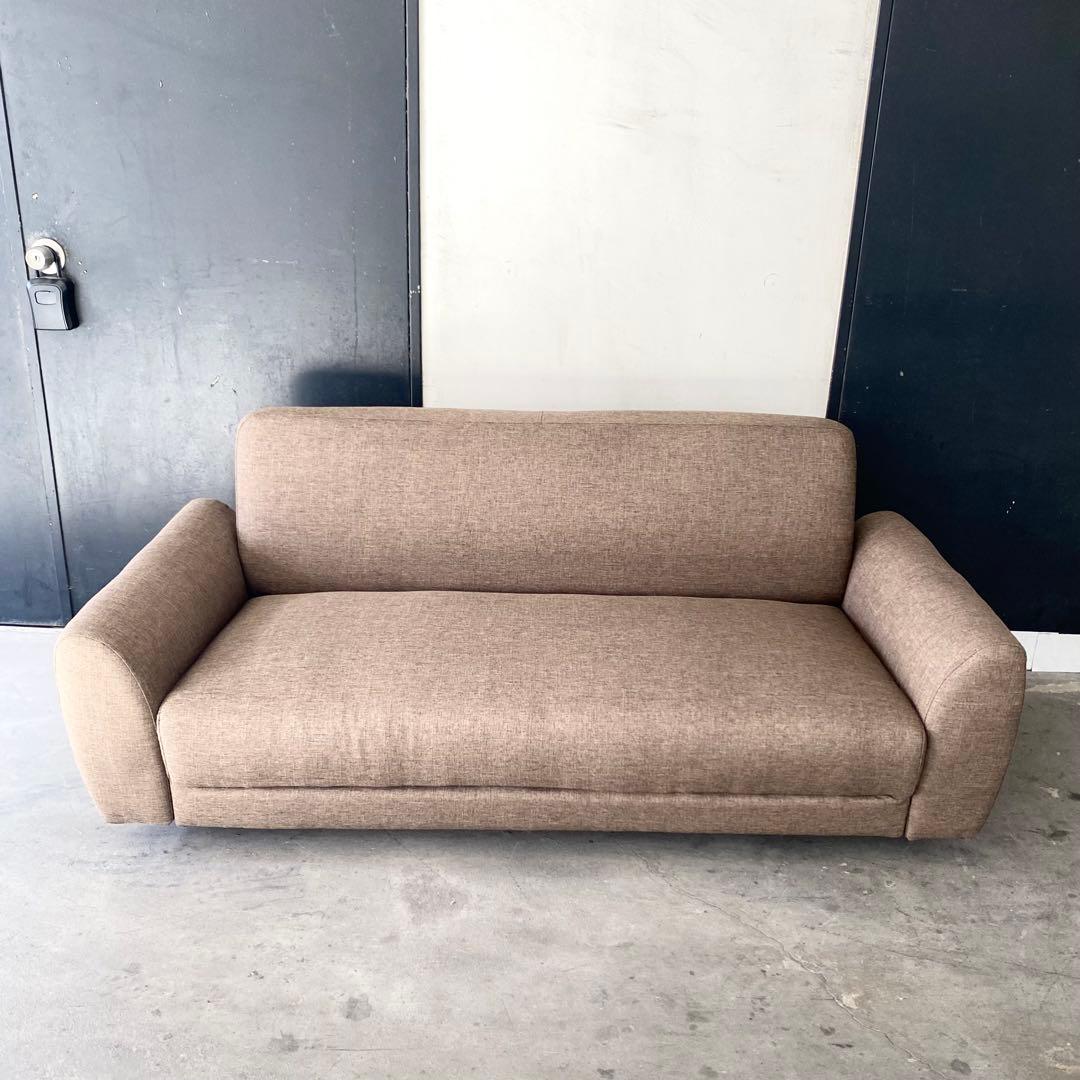 ど定番のブラウンだけど、それが1番使いやすい！2.5人掛けファブリックソファー