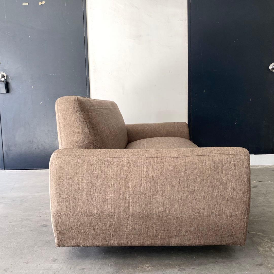 ど定番のブラウンだけど、それが1番使いやすい！2.5人掛けファブリックソファー