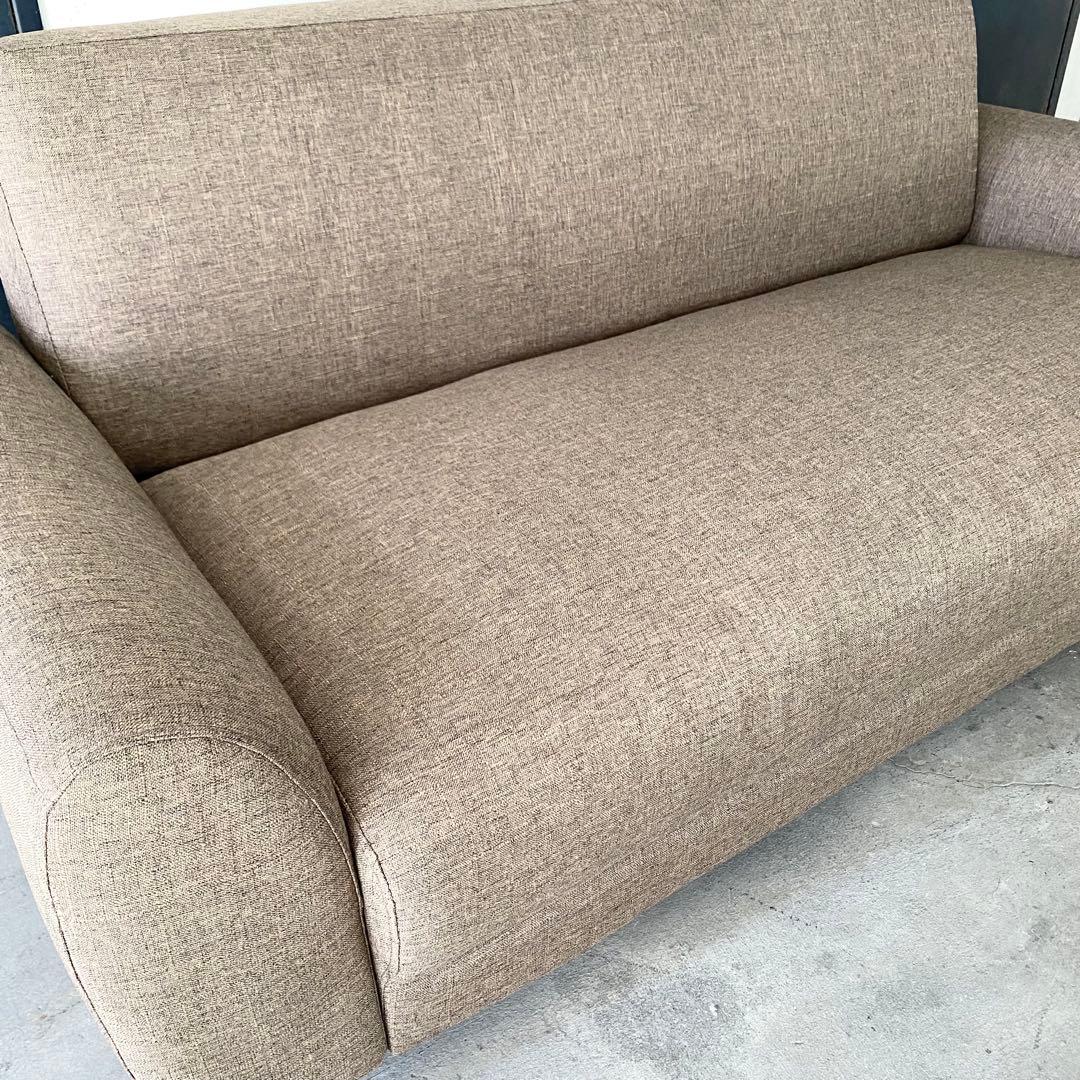 ど定番のブラウンだけど、それが1番使いやすい！2.5人掛けファブリックソファー