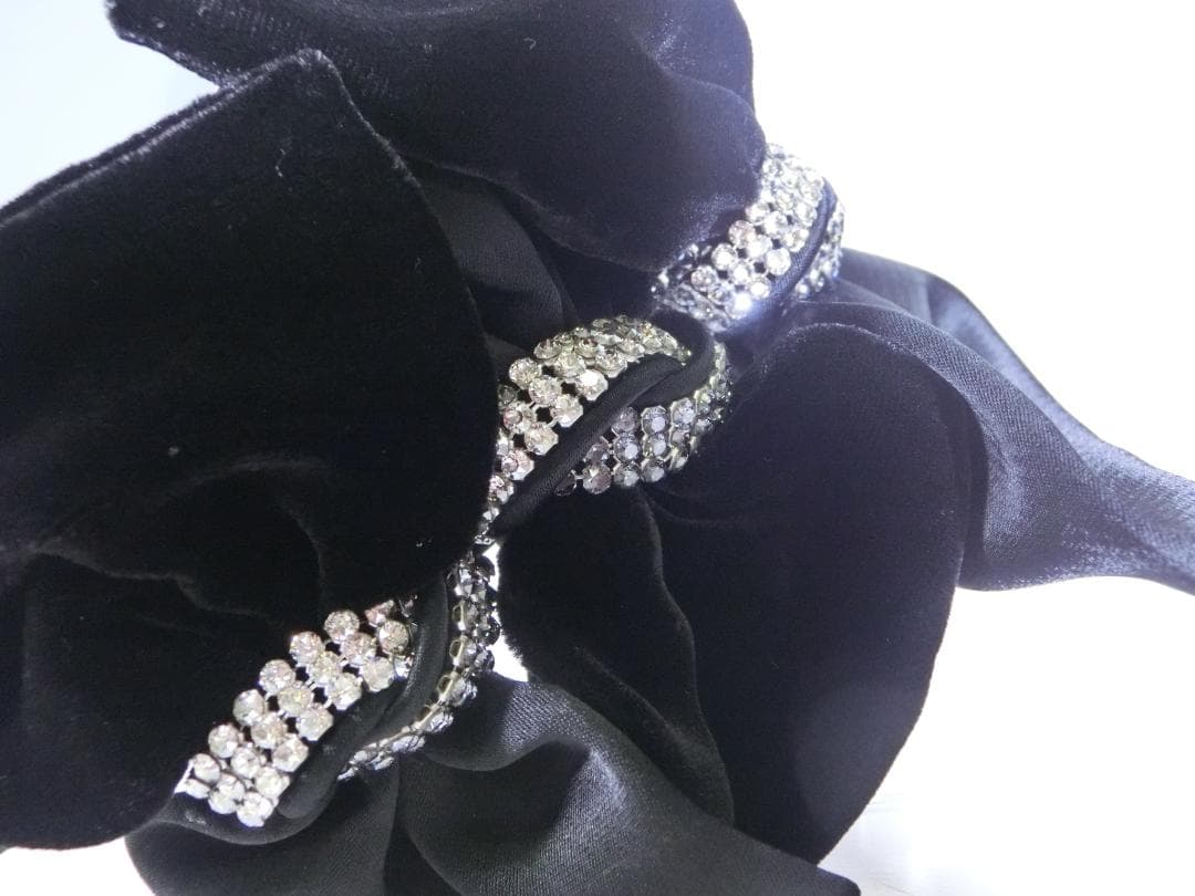 acca黒のクリスタルストーン付きリボンベロアとサテンのカチューシャ