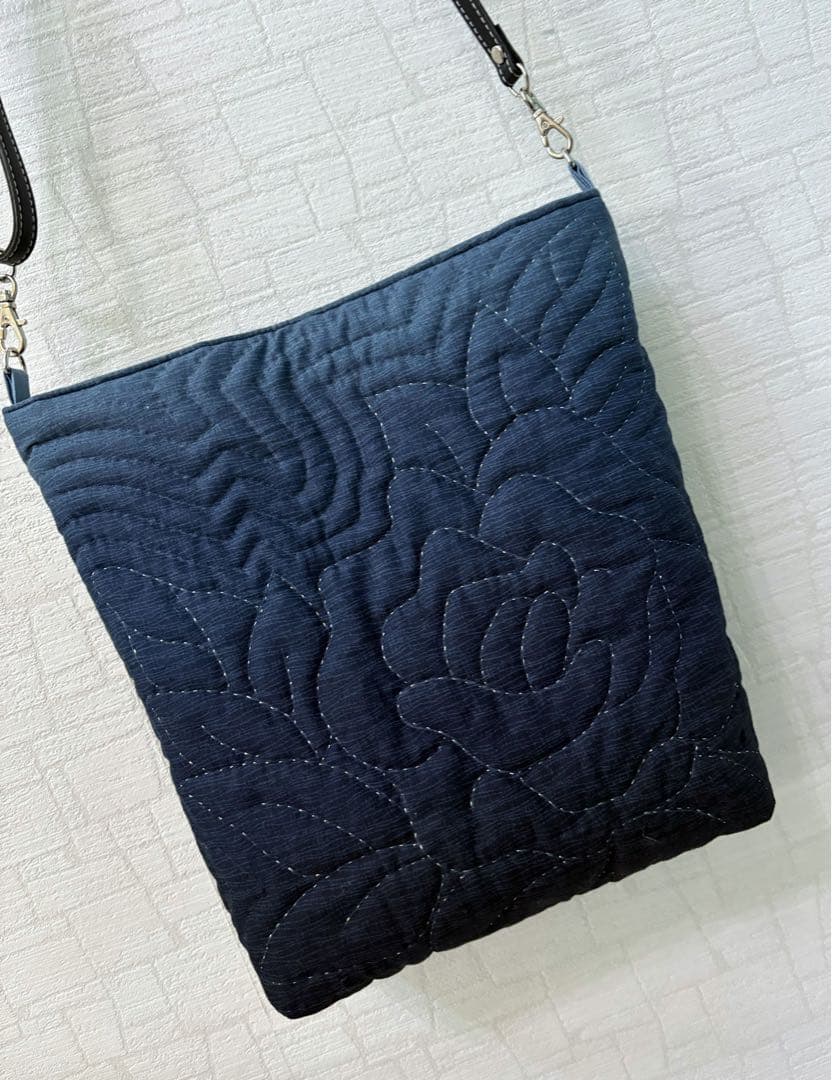 hiroハワイアンキルト　ショルダーバッグ　　バラ　ブルー