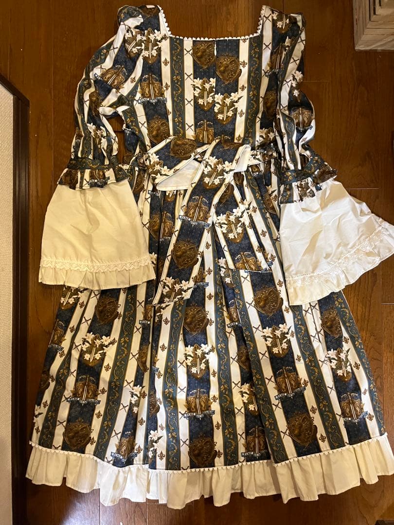 ゴスロリドレス ストライプ柄 フレアスリーブ