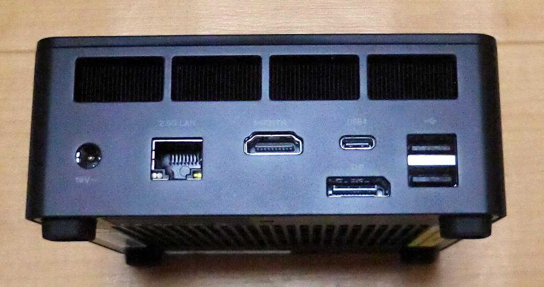 MINIS FORUM　UM760Slim　AMD Ryzen 5　ミニPC