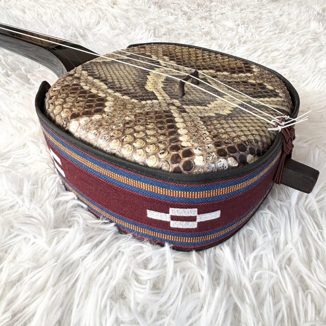 【極美品】三線 沖縄三線 本蛇皮 黒塗り 張り本皮 ソフトケース付き 付属品多数
