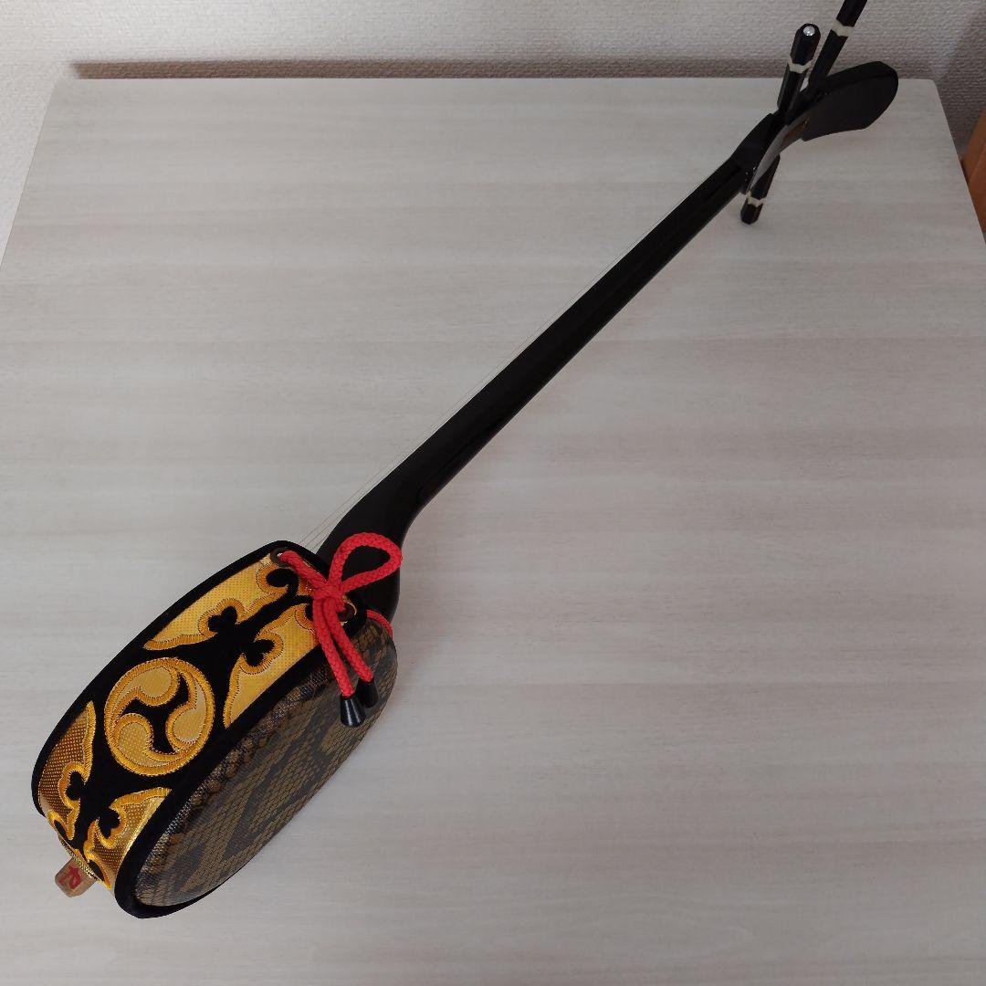 三線本体 黒と金の装飾 3弦