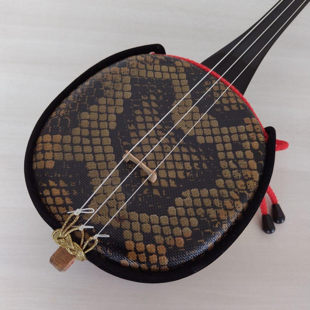 三線本体 黒と金の装飾 3弦