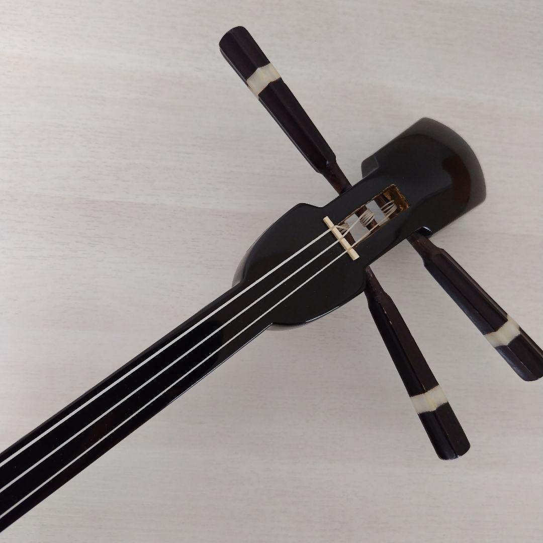 三線本体 黒と金の装飾 3弦
