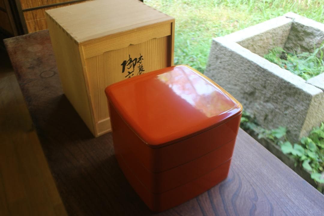 デッドストック！極上内黒朱漆の美しい胴張三段重（検輪島塗山中塗お重重箱