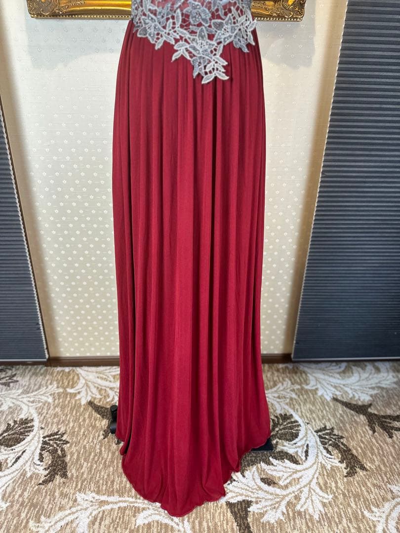 バーガンディ レース装飾付きドレス