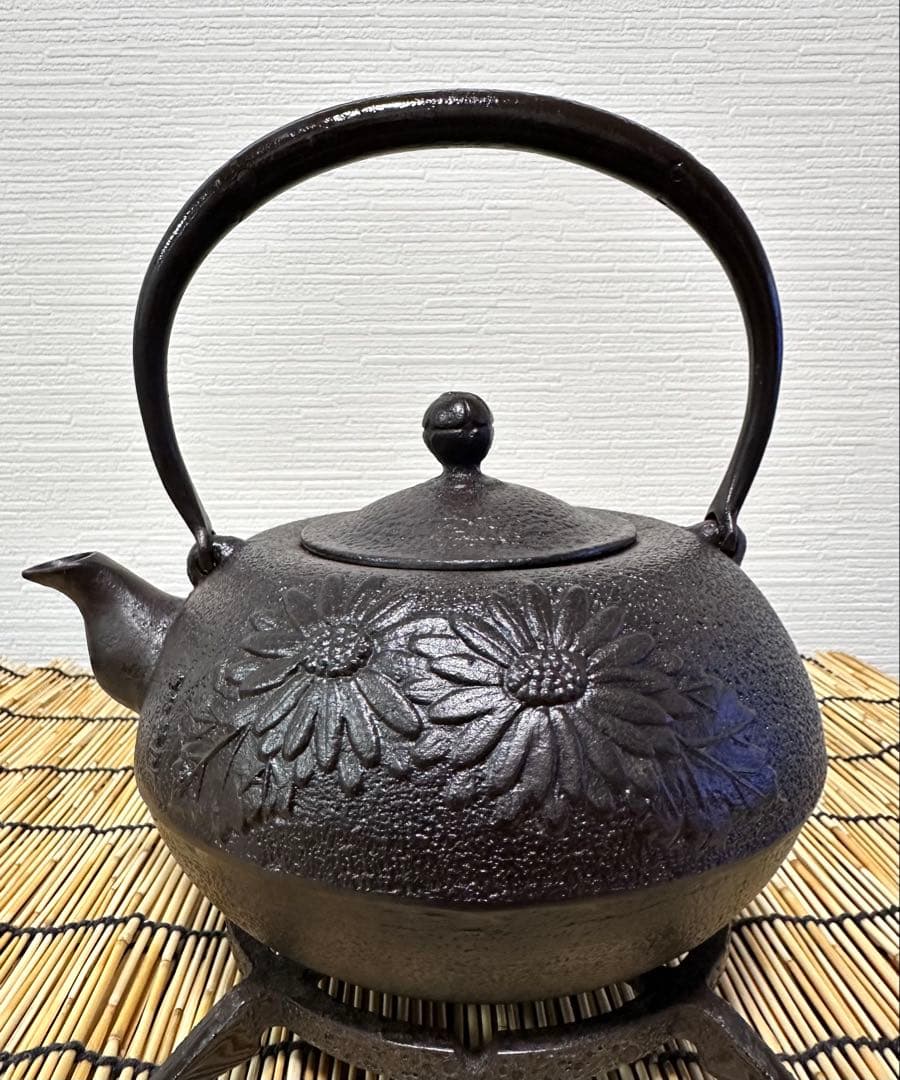 ほぼ未使用品　供箱等付属品付岩手県奥州佐秋鋳造所佐藤守巨造 真作保証　南部鉄瓶