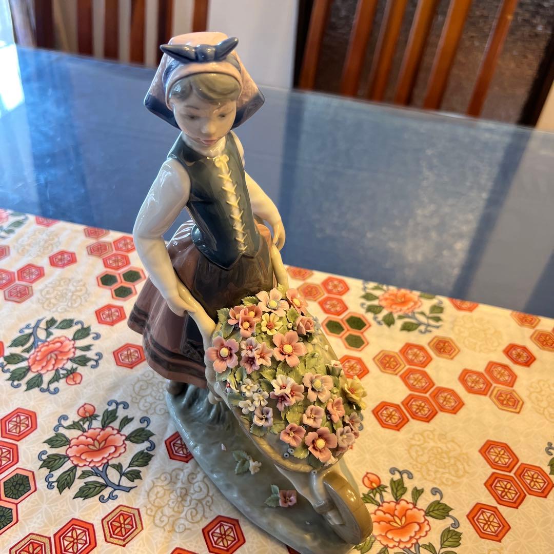 LLADRO ドール/外箱なし/花の入った車を押す少女