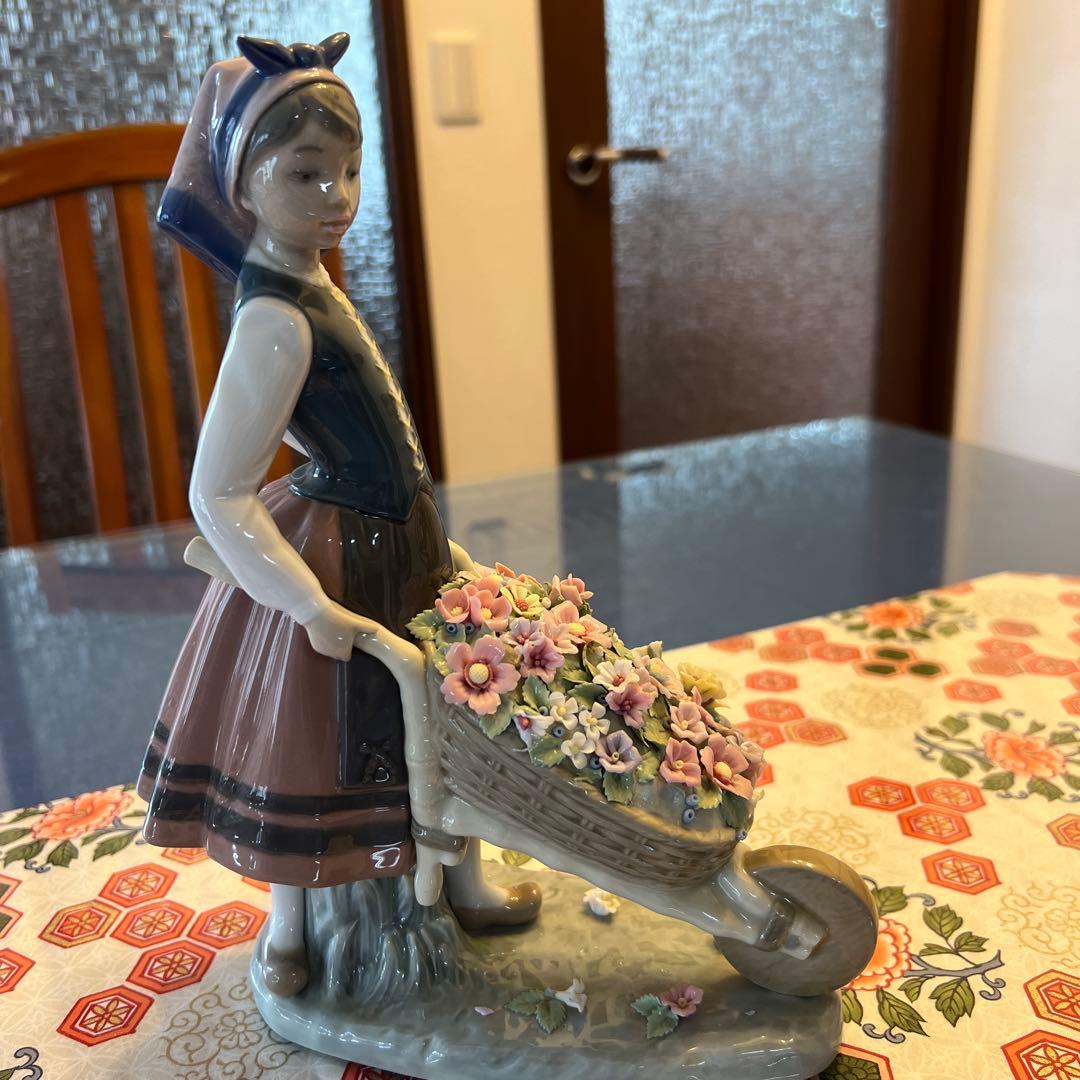 LLADRO ドール/外箱なし/花の入った車を押す少女
