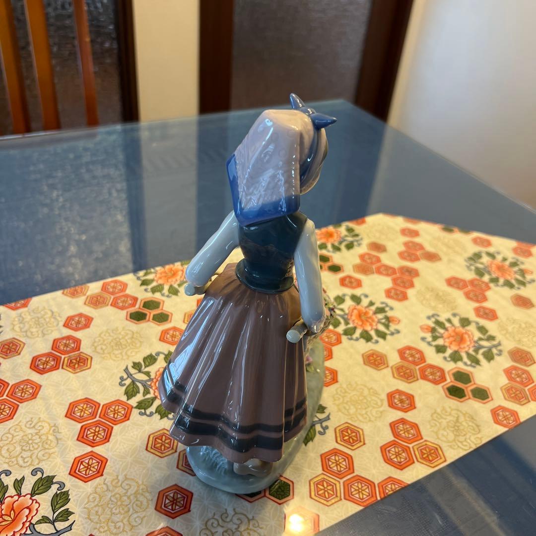 LLADRO ドール/外箱なし/花の入った車を押す少女