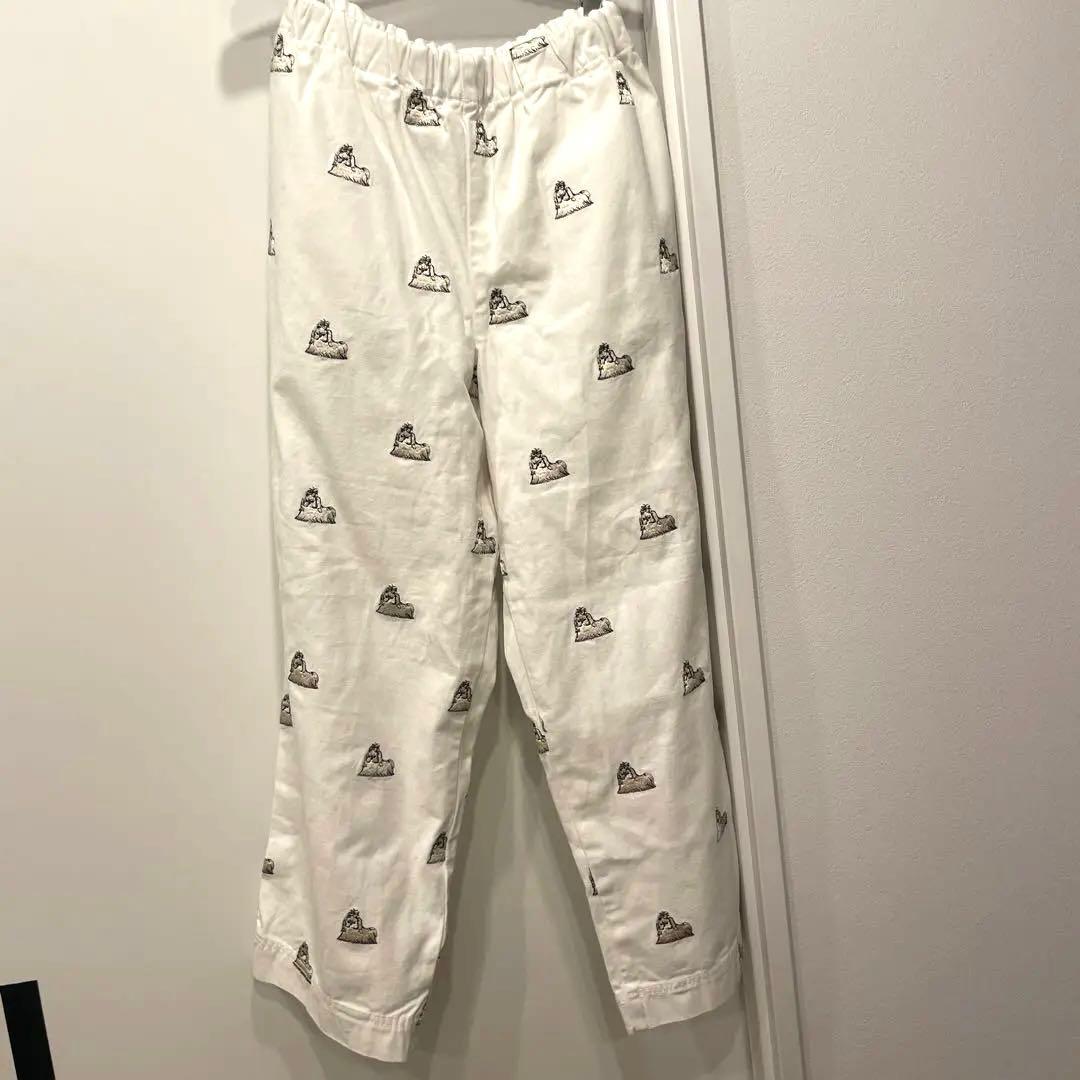 おこりんぼ刺繍 ホワイトカジュアルパンツ