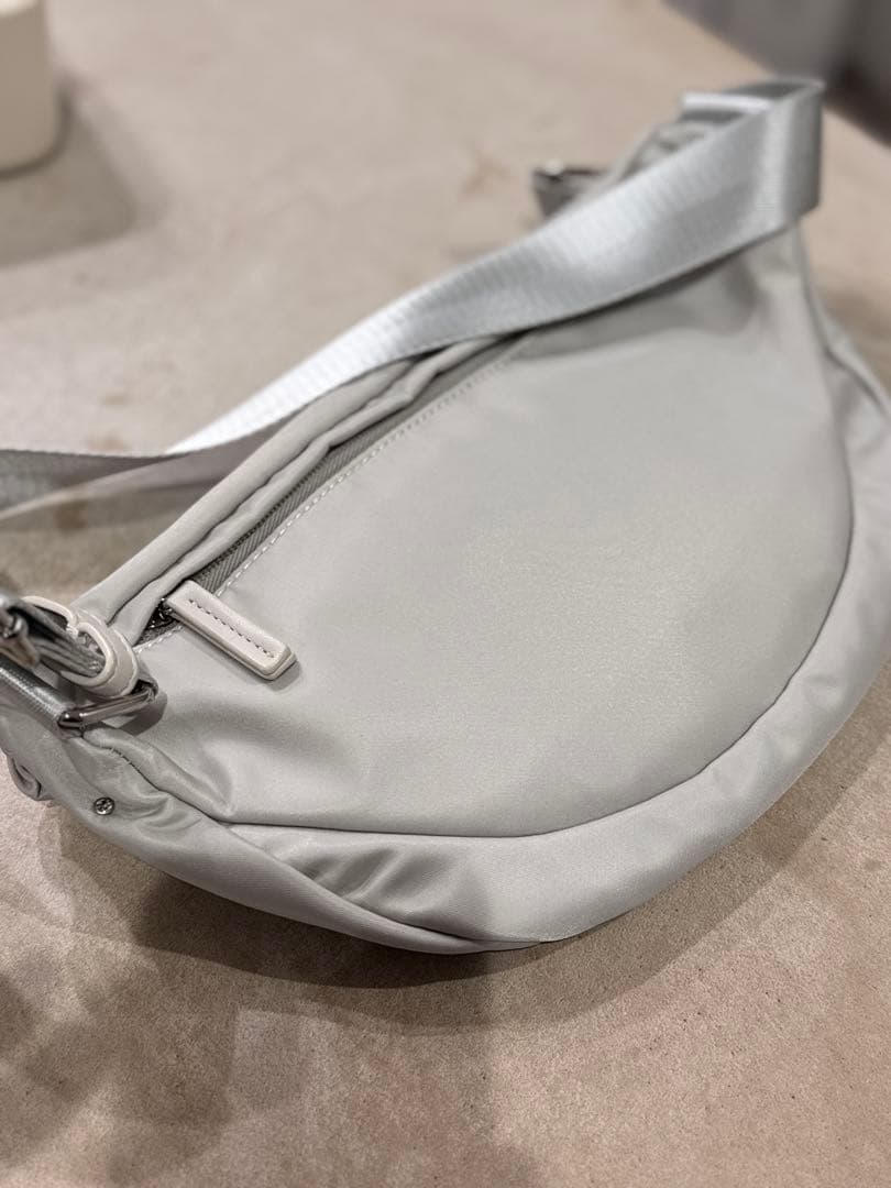 DIANA ビジューボディバッグ ライトグレー