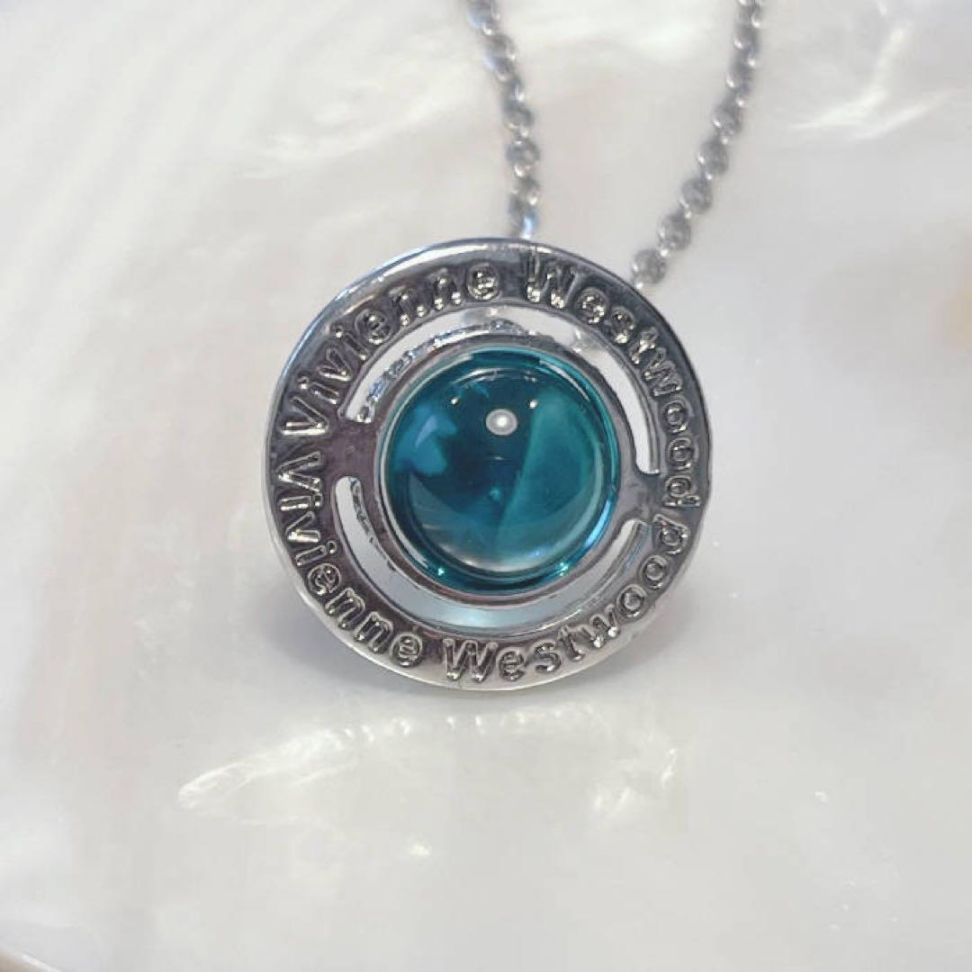 Vivienne Westwoodスモールオーブネックレス（ブルー系）