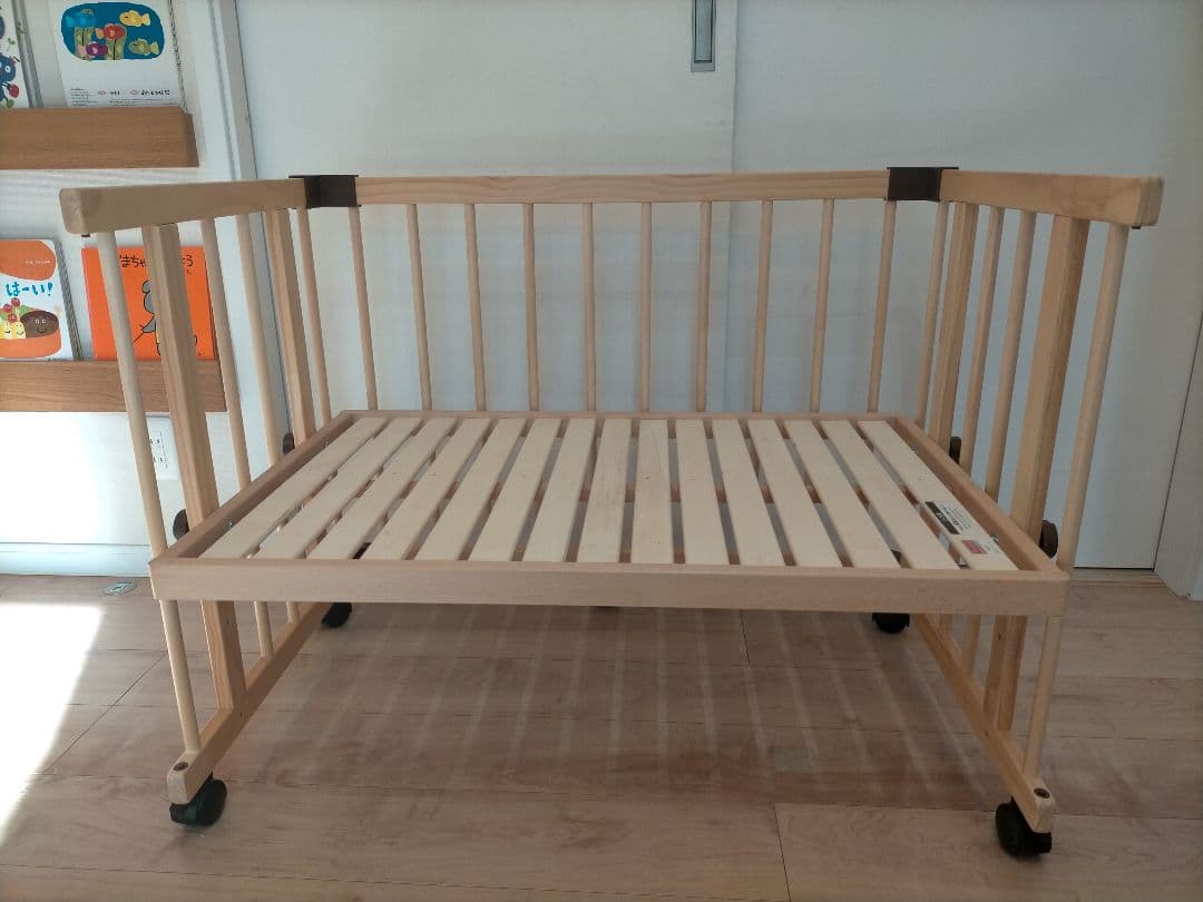 【美品】ファルスカ　ベビーベッド　ベッドサイド　キャスター付き