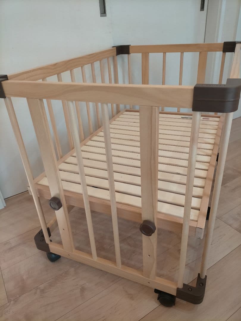 【美品】ファルスカ　ベビーベッド　ベッドサイド　キャスター付き