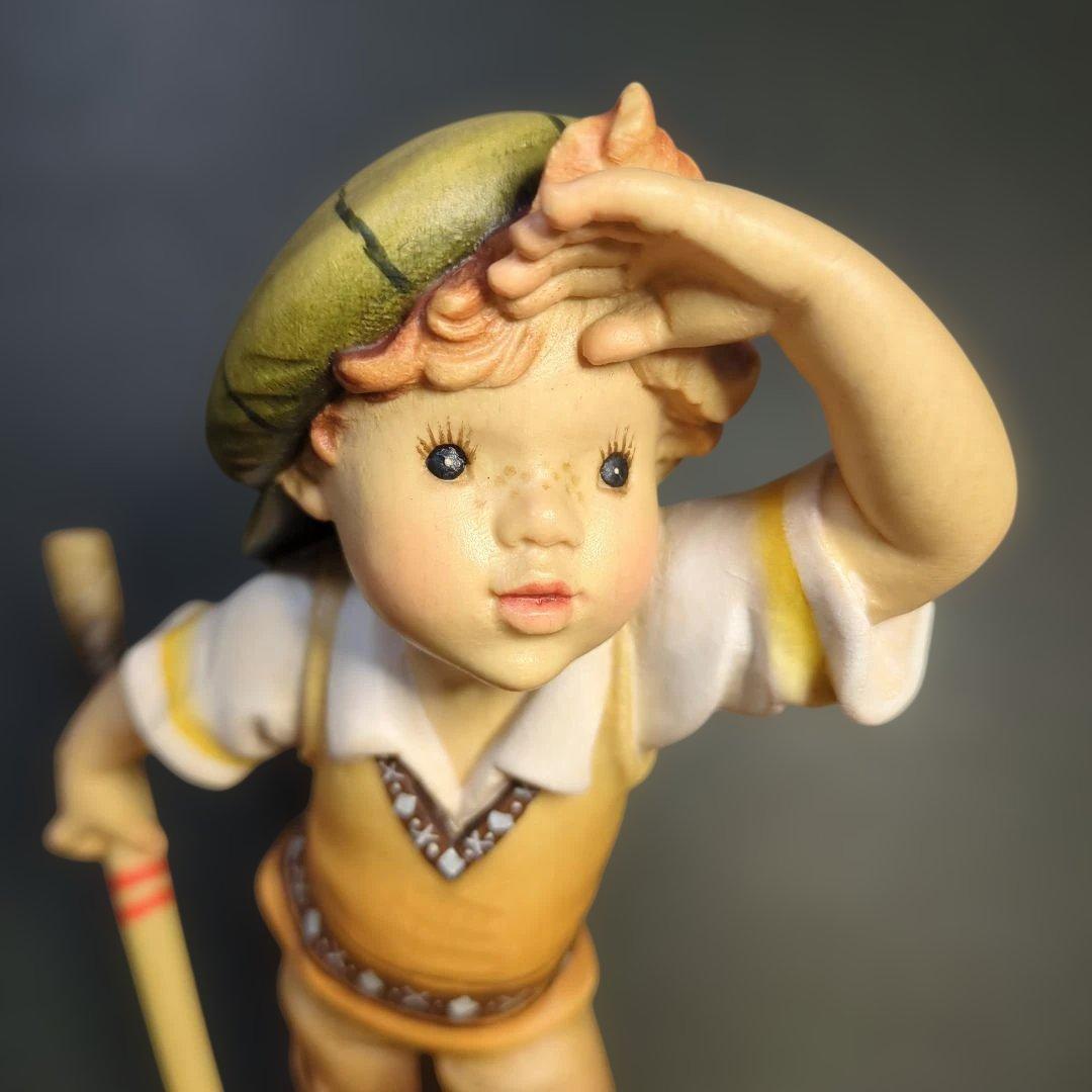 イタリア　アンリ社　木彫りの人形 ゴルフ少年　という作品