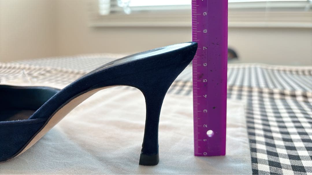 マノロブラニク　7㎝ミュール35.5ネイビー