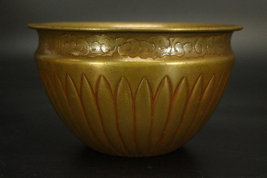 千家伝来 一ノ瀬宗也作 唐銅 雲蓮花弁彫刻紋 建水 共箱(LC848)