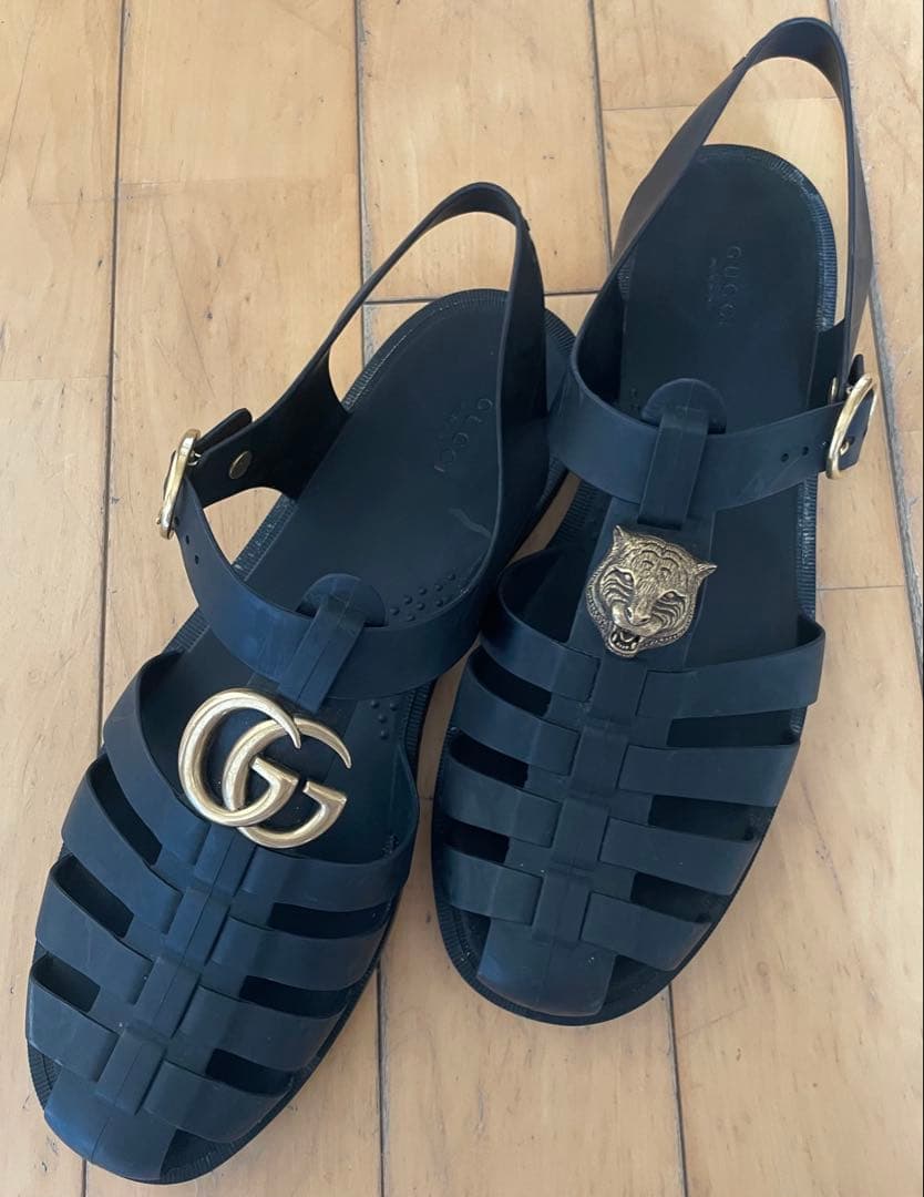 GUCCI GGマーモント タイガーチャーム付き ラバーサンダル ブラック