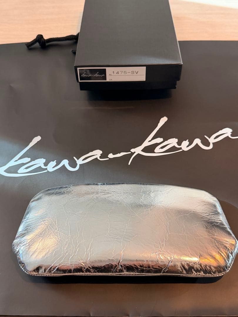 新品カワカワ☆レディース長財布♪シルバー！本革です★定価39,800円です！