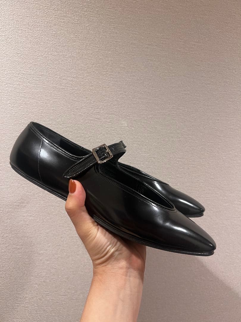 THE ROW ストラップ付きブラックバレエシューズ