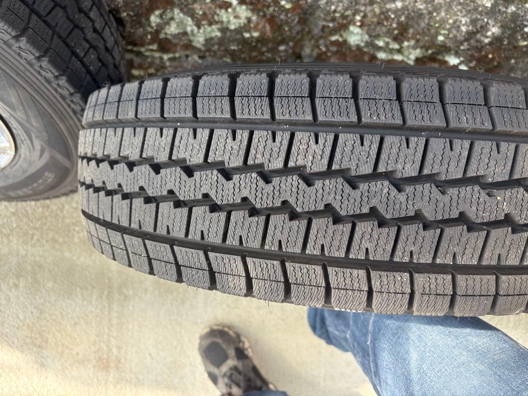 ￼ハイエースキャンパー冬タイヤアルミホイール付き