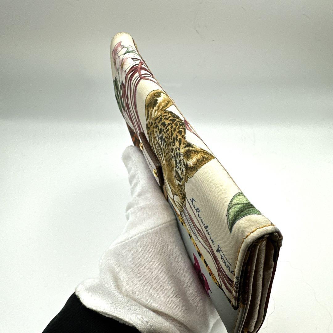 希少・激レア サルヴァトーレ フェラガモ アニマル 花柄スカーフプリント 長財布