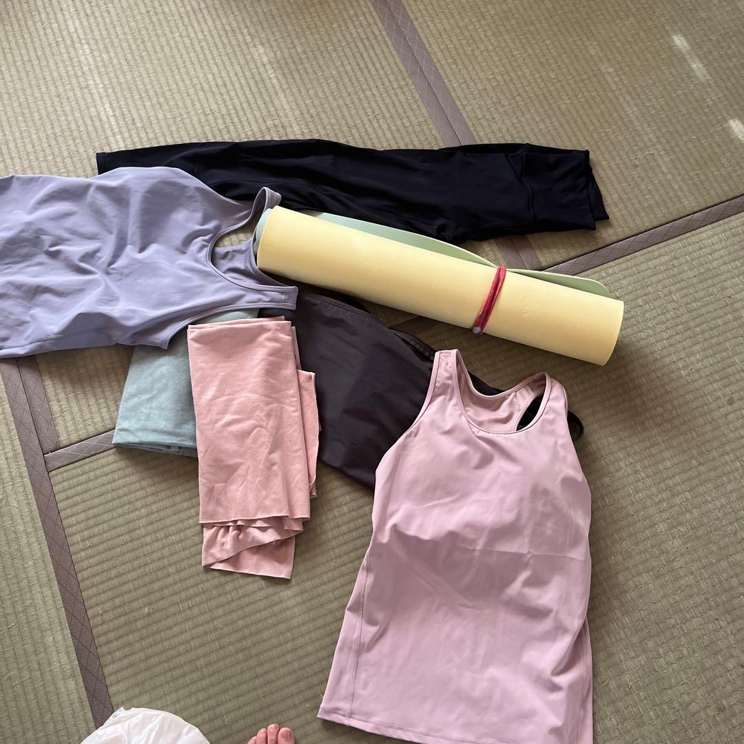 ヨガウェアセット タンクトップとレギンス　ヨガマット✖️1 シート✖️2枚