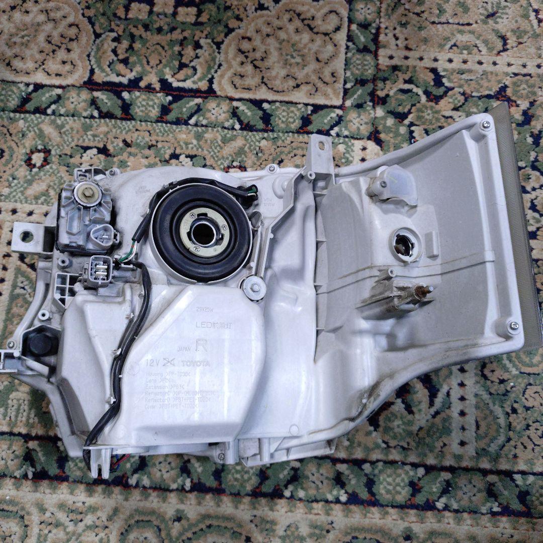 トヨタ ハイエース 4型以降 純正LEDヘッドランプ ヘッドライト 右側