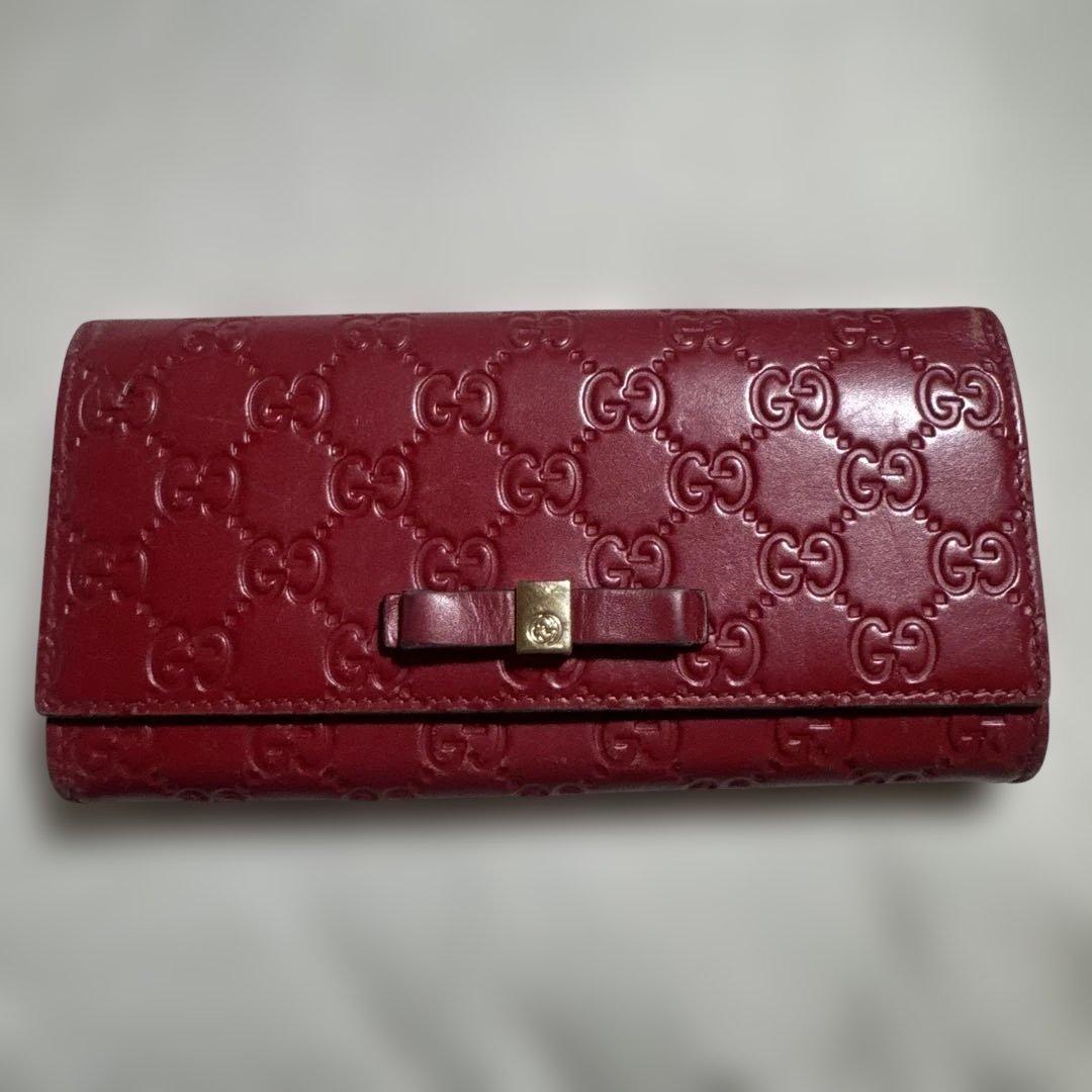 エンボスロゴデザインの赤いGUCCI長財布。