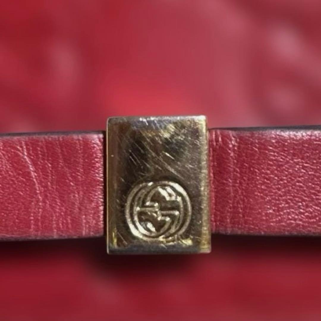 エンボスロゴデザインの赤いGUCCI長財布。