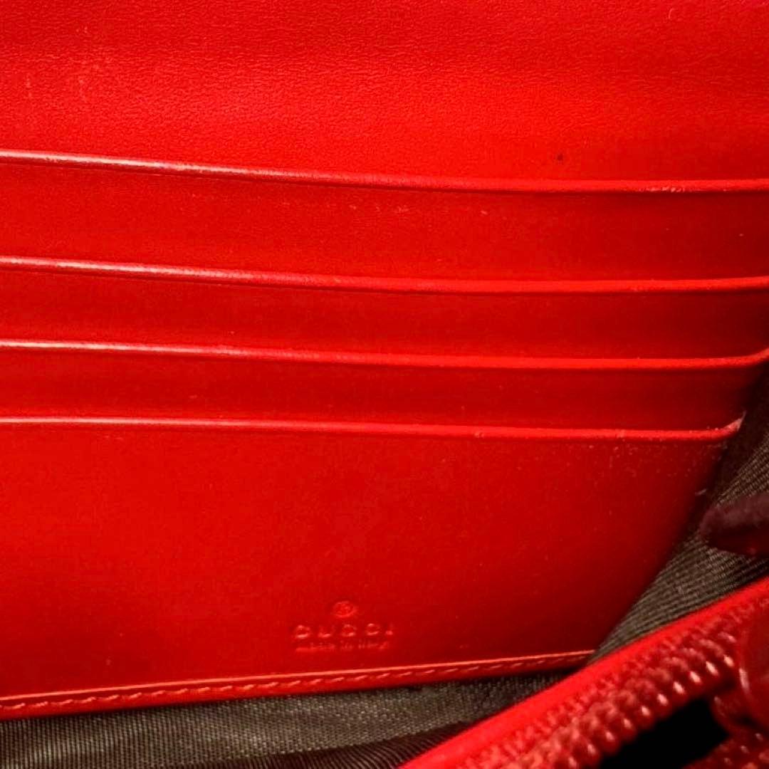 エンボスロゴデザインの赤いGUCCI長財布。