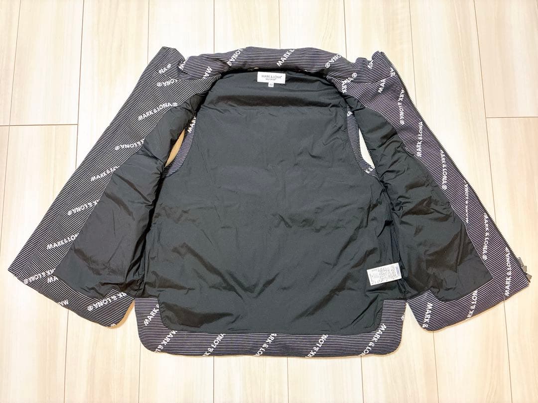 【マークアンドロナ】ロゴ入りストライプ ダウンベスト